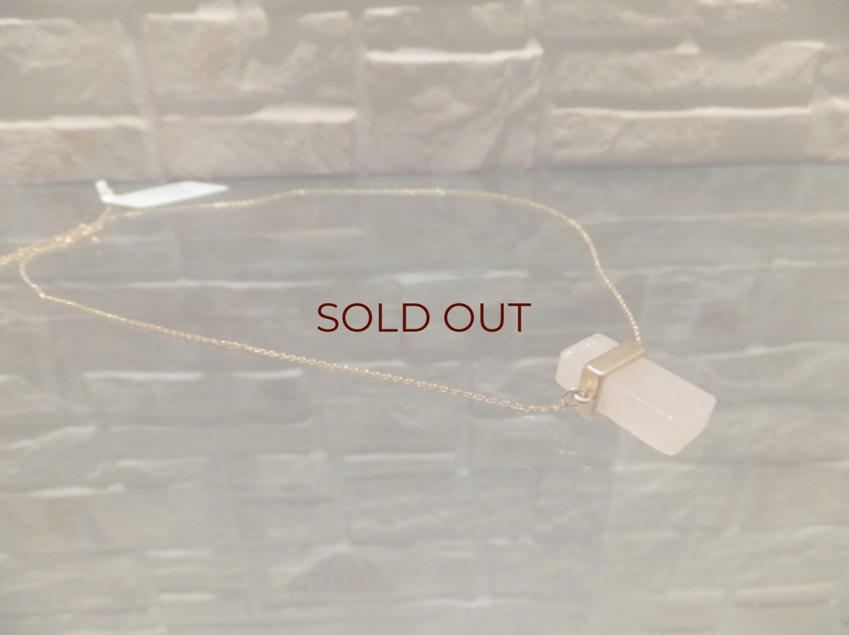 画像3: 桜色ピンクの天然石が入ったペンダント・Petale (3)