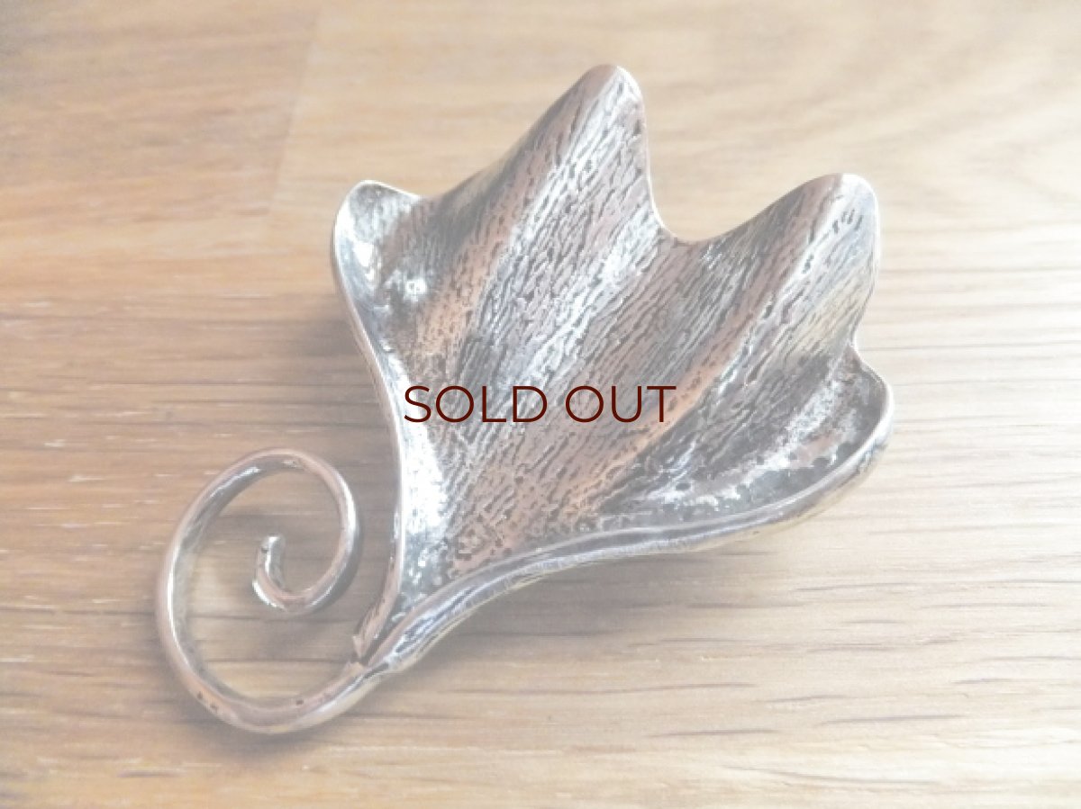 画像2: ナチュラルなリーフモチーフのメタルブローチ・Gingko (2)