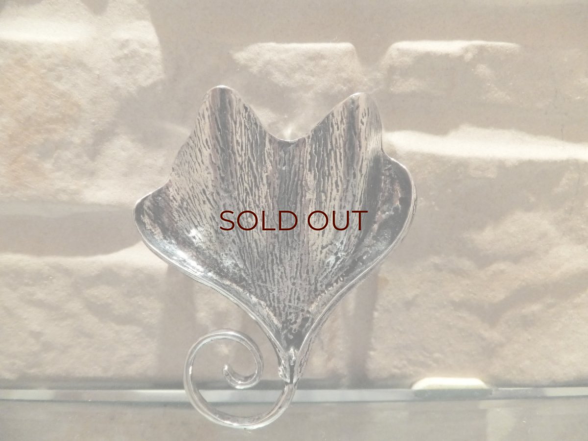 画像4: ナチュラルなリーフモチーフのメタルブローチ・Gingko (4)