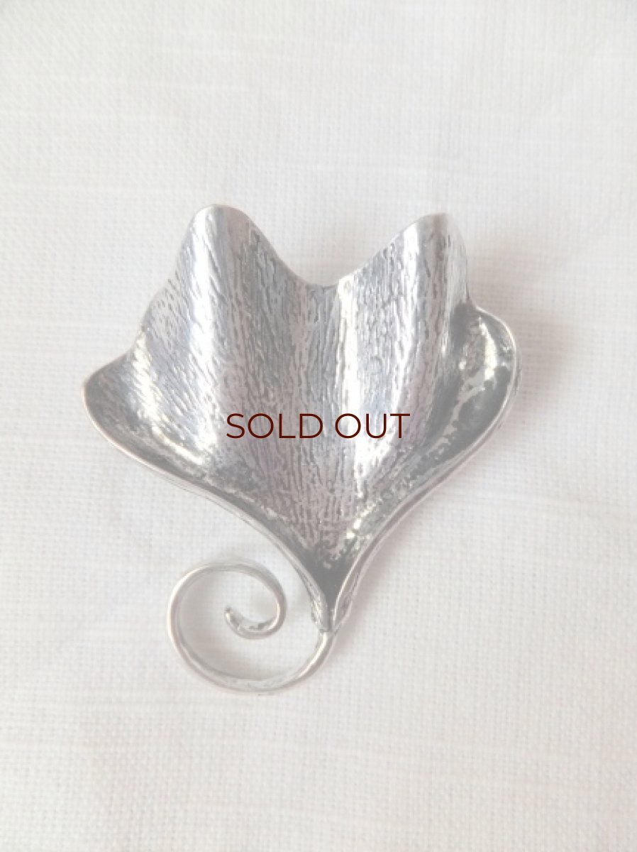 画像5: ナチュラルなリーフモチーフのメタルブローチ・Gingko (5)
