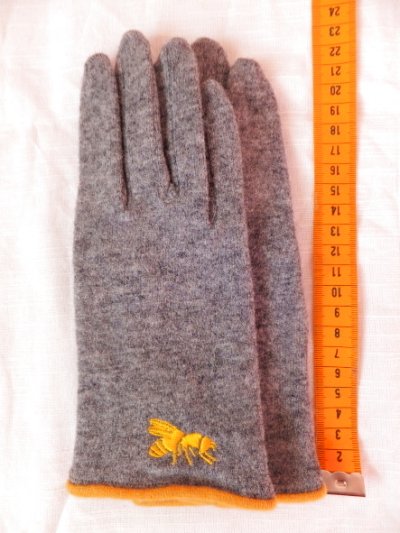 画像1: アシンメトリーな蜂刺繍入りニット手袋・Abeja