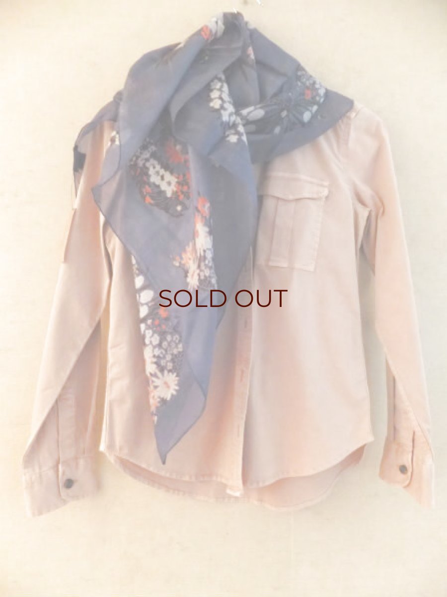 洋服に合わせるとこのようなイメージです。