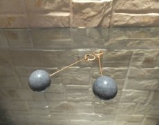 画像4: 球体型の天然石入りロングフォルムのピアス・Pendulo (4)