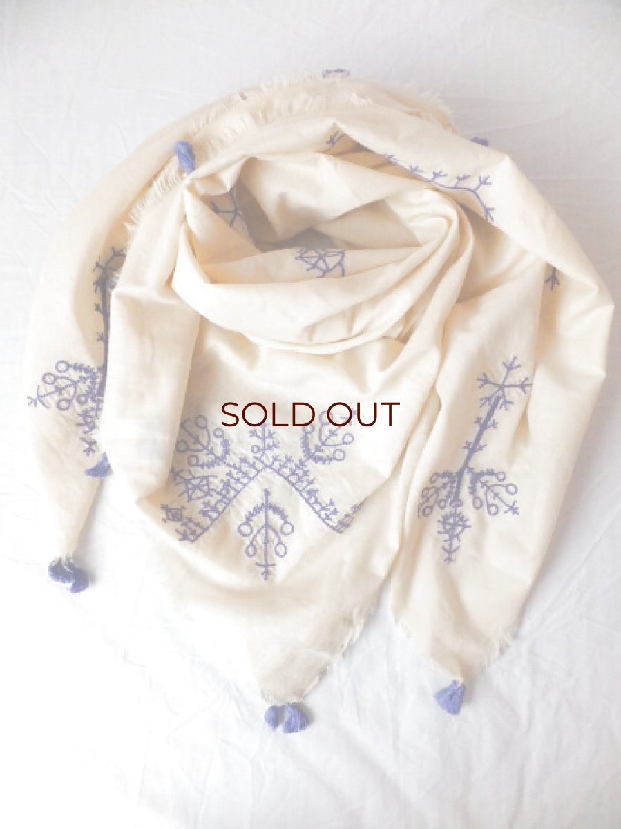 画像1: Hoss Intropiaの刺繍＆フリンジ入りノスタルジック柄ストール・Tinta (1)