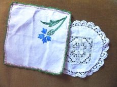 画像6: ユーズド商品・フランスで買い付けた刺繍＆かぎ編み入り布マット2枚セット (6)