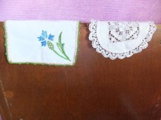 画像7: ユーズド商品・フランスで買い付けた刺繍＆かぎ編み入り布マット2枚セット (7)