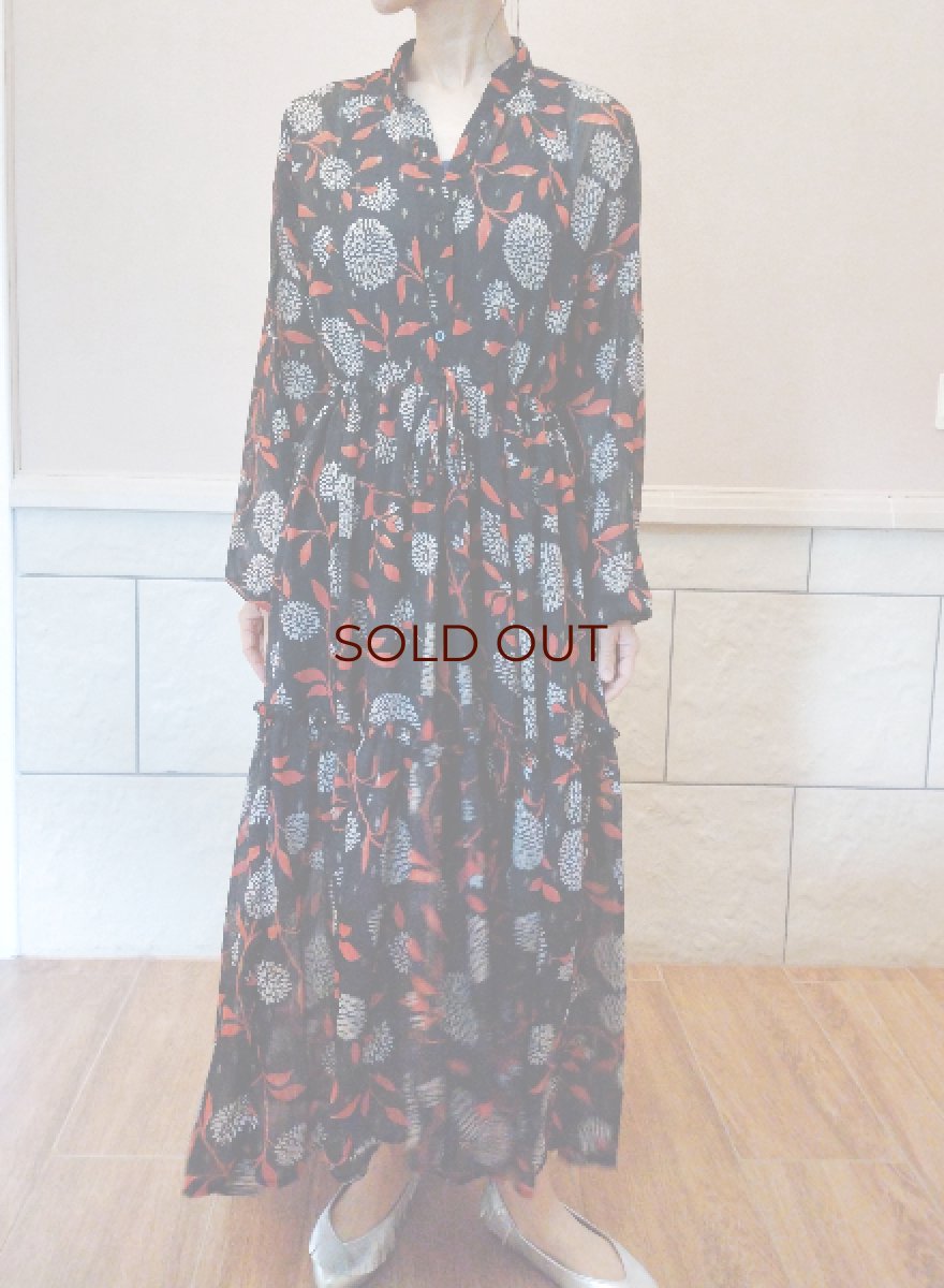 画像1: ユーズド商品・ ベルギーより買い付けたシックなフラワー柄シアー素材ロングワンピース (1)