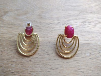画像1: フューシャピンク色アゲート石の天然石入りアーティなピアス・Livia