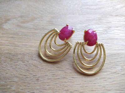 画像2: フューシャピンク色アゲート石の天然石入りアーティなピアス・Livia