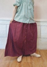 合わせているトップスは別商品で販売中です。
