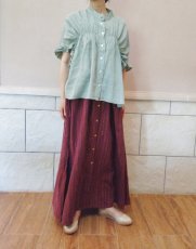 着用スタッフの身長は158ｃｍです。そのまま着ると長すぎる丈の為、ウエスト部分を1回折って着用しています。