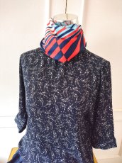 画像10: ユーズド商品・ フランスで買い付けたイタリア製マリンなヨット柄ヴィンテージスカーフ (10)