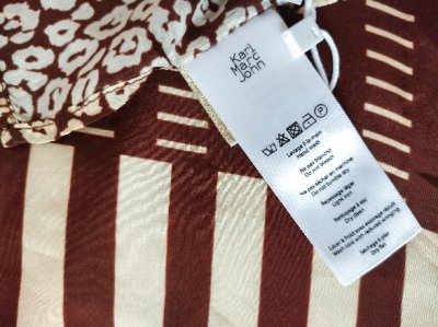 画像2: Karl Marc Johnのシックなレオパード柄入りシルク100％スカーフ・Caramel