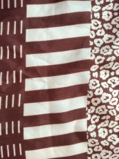 画像4: Karl Marc Johnのシックなレオパード柄入りシルク100％スカーフ・Caramel (4)