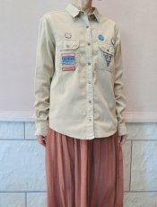 画像1: ユーズド商品・フランスFIVEの多彩なワッペン付きベージュ色ワークシャツ (1)