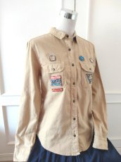 画像12: ユーズド商品・フランスFIVEの多彩なワッペン付きベージュ色ワークシャツ (12)