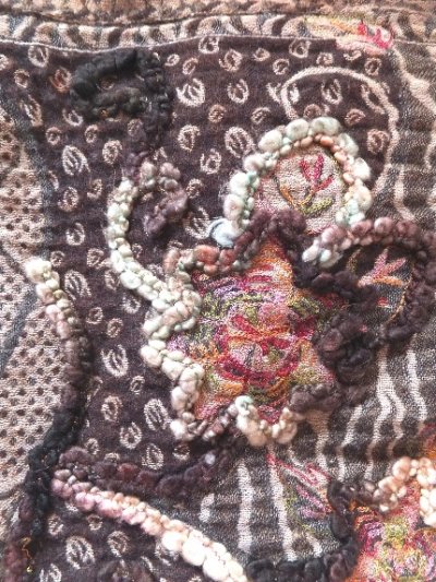 画像1: ユーズド商品・スペインより買い付けた緻密な刺繍デザイン入りウール100％ストール