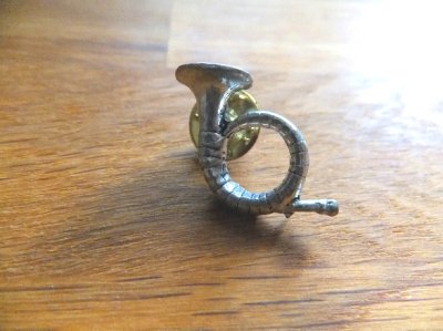 画像1: ユーズド商品・イギリスヴィンテージA.R.Brownのホルンモチーフのピンズブローチ